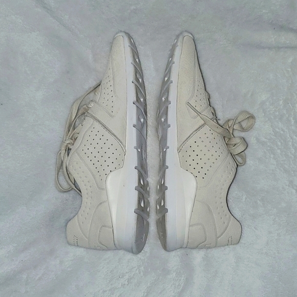 UGG Tye Sneaker Size Women's 8 - Picture 11 of 14